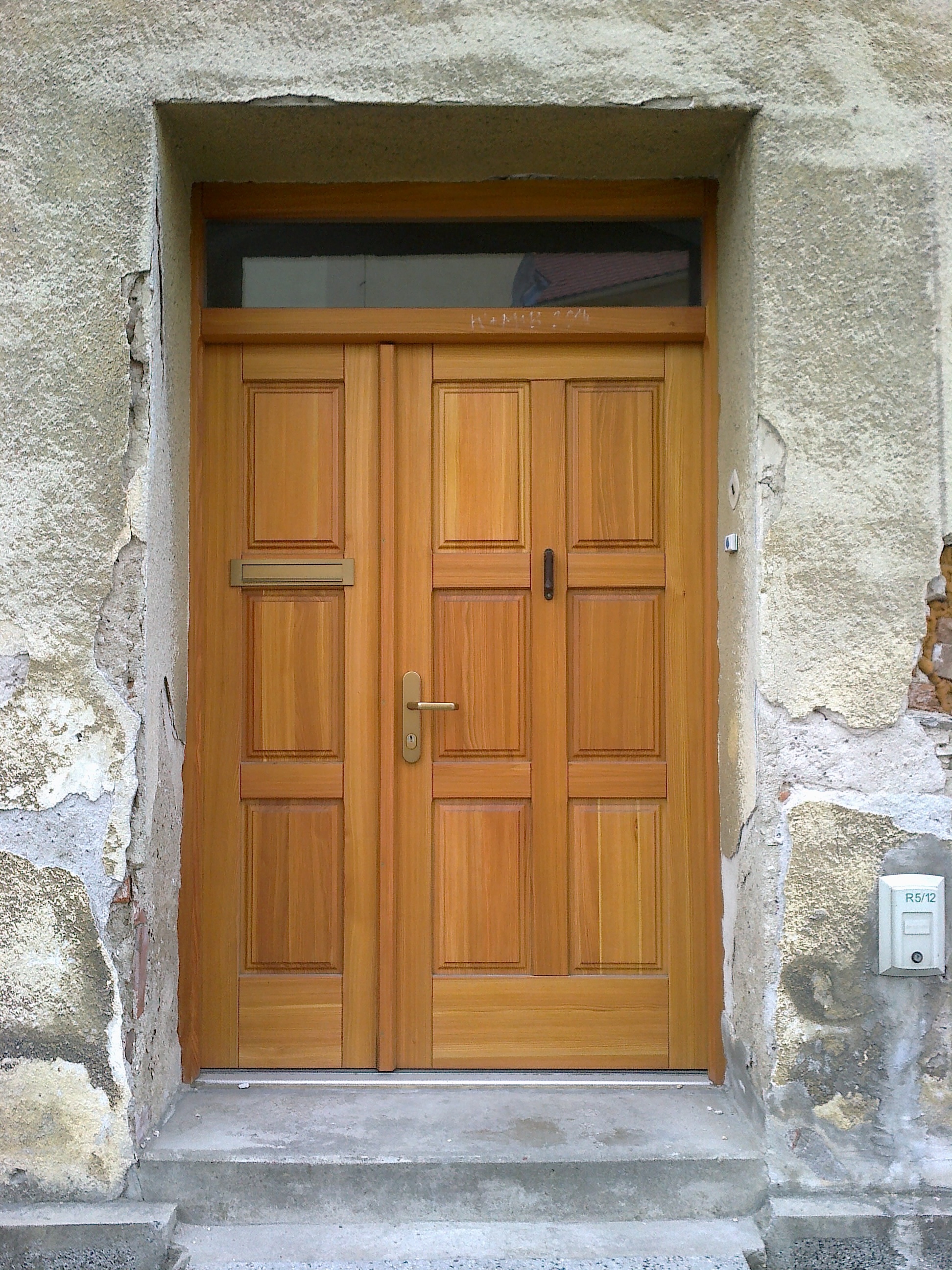 Modřínové dvoukřídlé vchodové dveře
